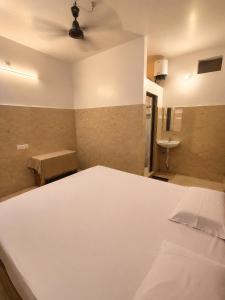 Gourinandan Lodge - Near Jagannath Temple & Puri Sea Beach with AC & Non AC Spacious Rooms