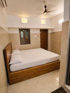 Gourinandan Lodge - Near Jagannath Temple & Puri Sea Beach with AC & Non AC Spacious Rooms