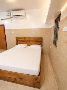 Gourinandan Lodge - Near Jagannath Temple & Puri Sea Beach with AC & Non AC Spacious Rooms