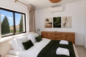 Bright 2-BR Apt with Spacious Terrace & Sea Views