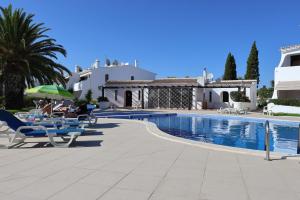 Bright 2-BR Apt with Spacious Terrace & Sea Views