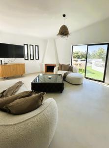 Bright 2-BR Apt with Spacious Terrace & Sea Views