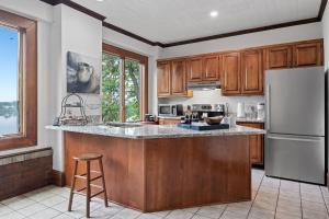 2BR + Den River Views Free Parking