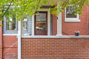 2BR + Den River Views Free Parking