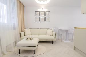 Piastów Homely Apartment by BookingHost