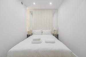 Piastów Homely Apartment by BookingHost
