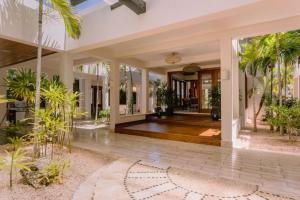 Luxe 5BR Villa with Pool and Palapa