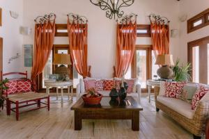 Luxe 5BR Villa with Pool and Palapa