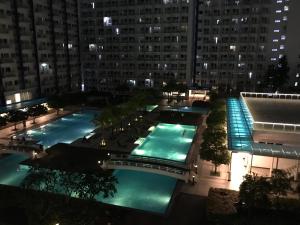 Homey 1BR with Balcony at Jazz Residences Makati with Netflix Fast WiFi and Mall Access