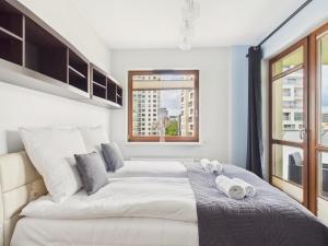 Wola CityView Apartment Balcony & Parking by Solarento