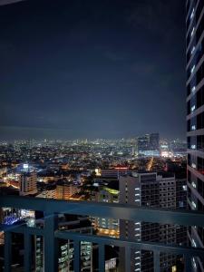 Fully Furnished Makati Condo with FAST Wi-Fi and Queen Bed