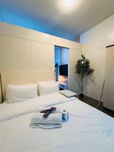 Fully Furnished Makati Condo with FAST Wi-Fi and Queen Bed