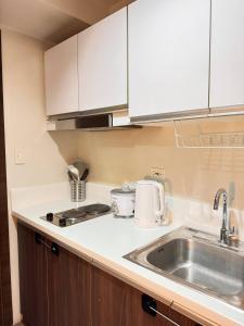 Fully Furnished Makati Condo with FAST Wi-Fi and Queen Bed