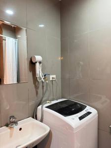 Fully Furnished Makati Condo with FAST Wi-Fi and Queen Bed