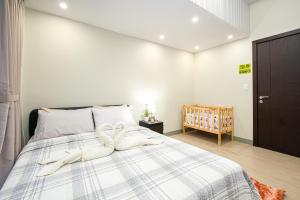 3BR Uptown BGC-40Floor view near Malls and Restaurants