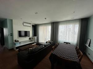Stunning New Renovation 2-Bed River View