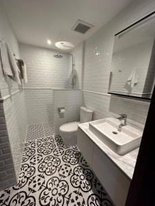 Stunning New Renovation 2-Bed River View