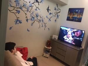 Homey 1BR with Balcony at Jazz Residences Makati with Netflix Fast WiFi and Mall Access