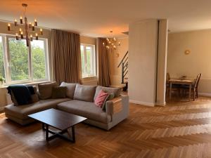 Spacious 2-Level Loft I Free Parking I City Centre