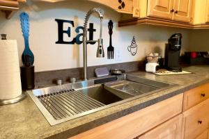 Open AUG dates! 2 Beds w HotTub & Lake view