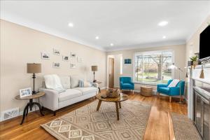 Beautiful 3 Bedroom Ranch w Enclosed Backyard