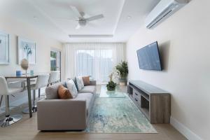 Modern Condo with Resort Pool Near Beach - Coral Beach 107