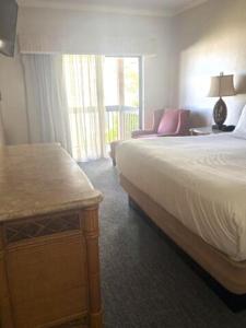 2 BDR Eagles Nest Beach Resort