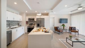 Across from beach with resort pool - Coral Beach 202