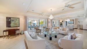 Smugglers Cove 6 3 bed: Beachfront condo