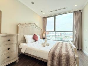 Landmark 6 Stylish 2BR with Saigon River & Landmark 81 Views
