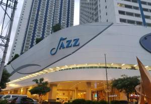 Homey 1BR with Balcony at Jazz Residences Makati with Netflix Fast WiFi and Mall Access