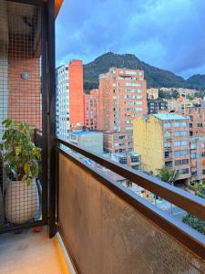 Balcón Privado - Vista a los Cerros y a pasos del Parque de los Hippies