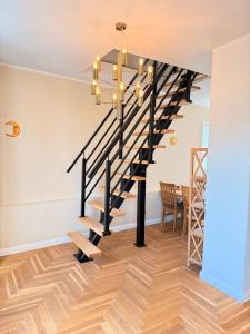 Spacious 2-Level Apartment I Free Parking