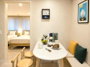 Jini Linen House Hongdae, 2BR & 3 Queen Beds