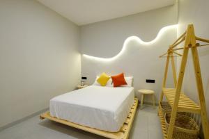 Minimalist & Spacious Retreat - Pool - Green Space