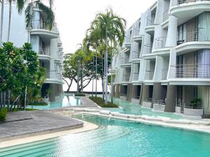 Luxurious & Relaxing Stay with Beach, Pools & Gym