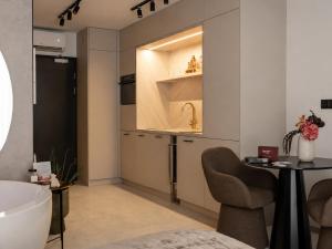 Gatsby - Private Spa Apartment with Sauna & Jacuzzi in the room by Lion Apartments