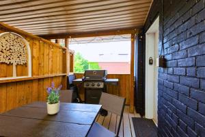 Casa Queen Hotel - Leslieville Beach Suite w Private Patio & BBQ