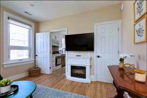 Casa Queen Hotel - Leslieville Beach Suite w Private Patio & BBQ