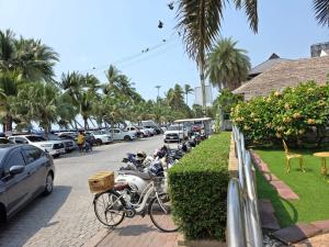 The beach bangsaen condo daily room Poolside