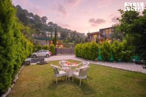 StayVista at Pistachio with Pool, Valley View