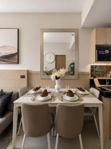 Skyway View 2BR l Near NAIA l Xbox l Netflix