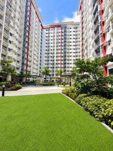 Skyway View 2BR l Near NAIA l Xbox l Netflix