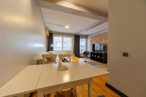 Central 4-Bedroom House with Private Terrace and 2 Bathrooms