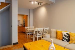 Central 4-Bedroom House with Private Terrace and 2 Bathrooms