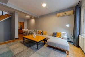 Central 4-Bedroom House with Private Terrace and 2 Bathrooms