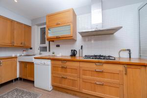 Central 4-Bedroom House with Private Terrace and 2 Bathrooms