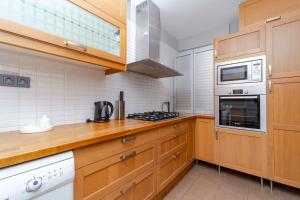 Central 4-Bedroom House with Private Terrace and 2 Bathrooms