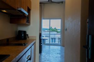 C403 Huge custom Apartment 98in TV & Supper King Bed !