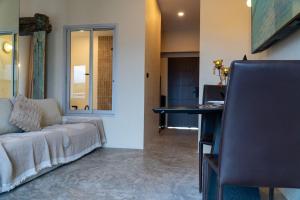 C403 Huge custom Apartment 98in TV & Supper King Bed !